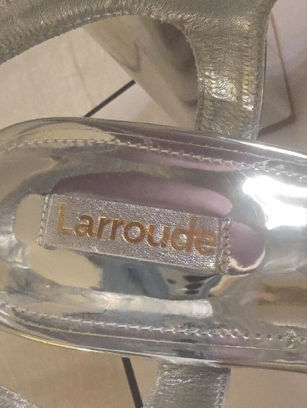 Larroude high closure